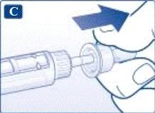 Mano sosteniendo la pluma inyectable, introduciendo la aguja en el tejido muscular, con una flecha que indica la dirección de la inyección y la letra C en un cuadrado en la esquina superior izquierda