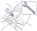 Mano sosteniendo una jeringa en un ángulo de 45 grados, introduciendo la aguja en el tejido muscular del brazo, imagen ampliada de la aguja en una ventana aparte