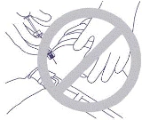 Prohibido inyectar la jeringa en el músculo, señalado con una cruz roja, manos sujetando la jeringa y la piel, ilustración para una instrucción médica